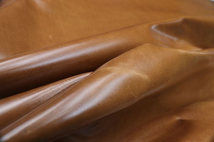 Picture showing the characteristics of an oak brown pull up leather hide