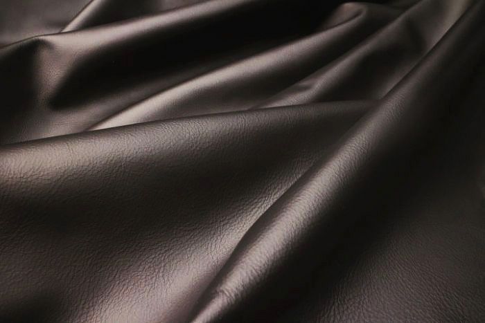 Picture showing the characteristics of a black Italian leather hide